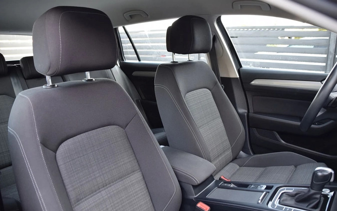 Volkswagen Passat cena 87899 przebieg: 58300, rok produkcji 2021 z Warszawa małe 529